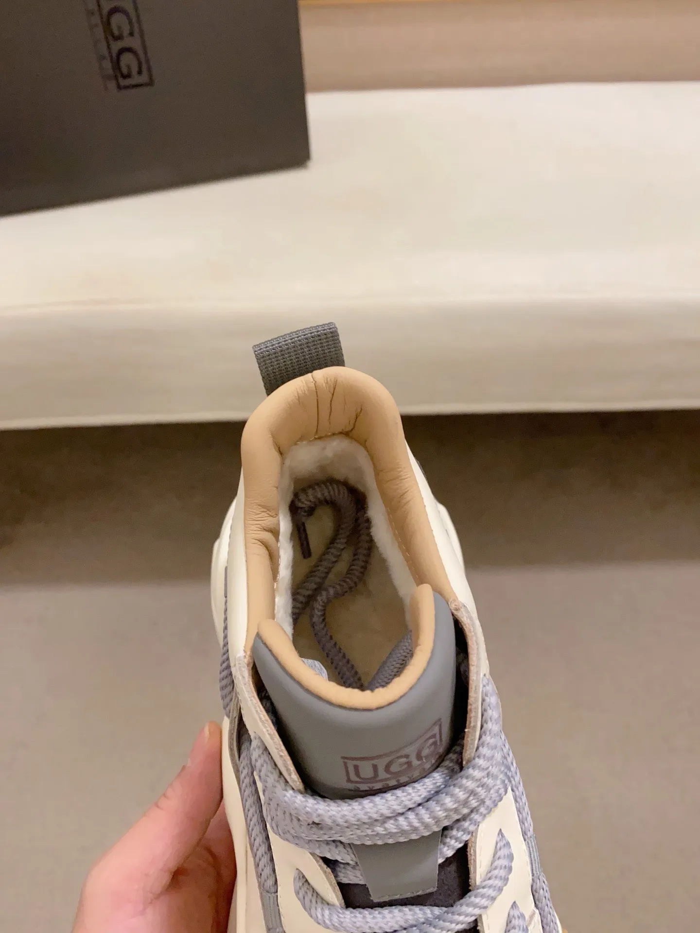 Factory price: 760💰(high-end goods) UGG❄️❄️The latest fashionable men's shoes👟 1:1⃣️Quality, fabric: high-end quality first-layer cowhide imported from Europe. Lining: wool lining, sole: pure imported foam outsole. ❤️High-end goods, fine workmanship, trendy and fashionable. The fit is very classy. If you know the goods, you will not be able to refuse😍😍Number of codes: 39-44